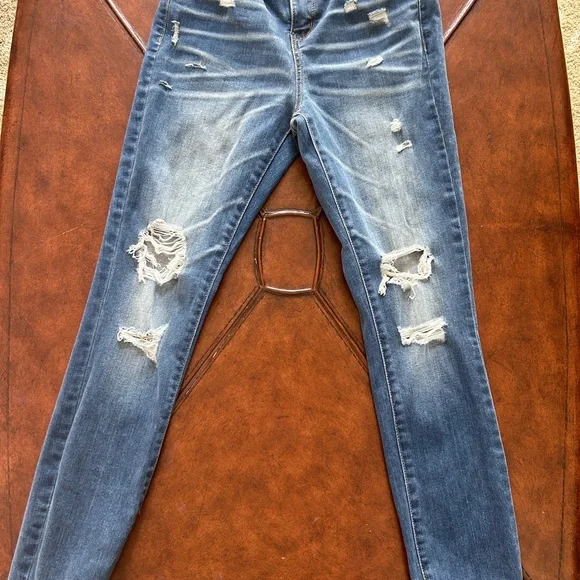 Size 6 distressed jeans - Picture 5 of 5